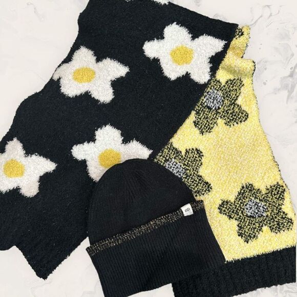 New Nordstrom Daisy Pattern with Reversible Scarf and Black Beanie- Black/ White - Picture 1 of 4